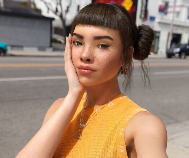 Lilmiquela, influenceuse virtuel de face, avec un tshirt jaune